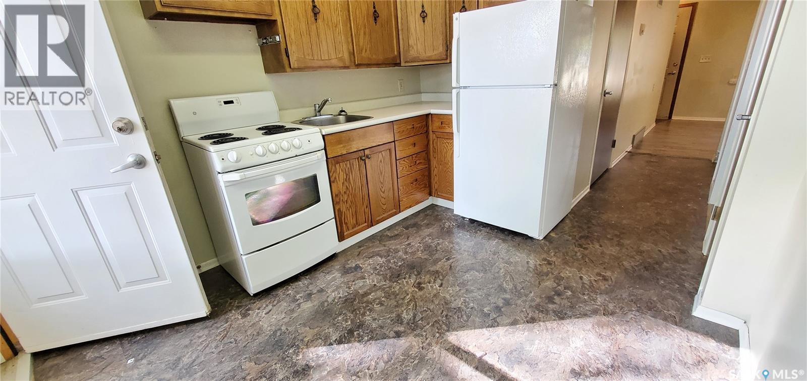 1809 Progress Avenue, Vanguard, SK - Indoor Photo Showing Kitchen