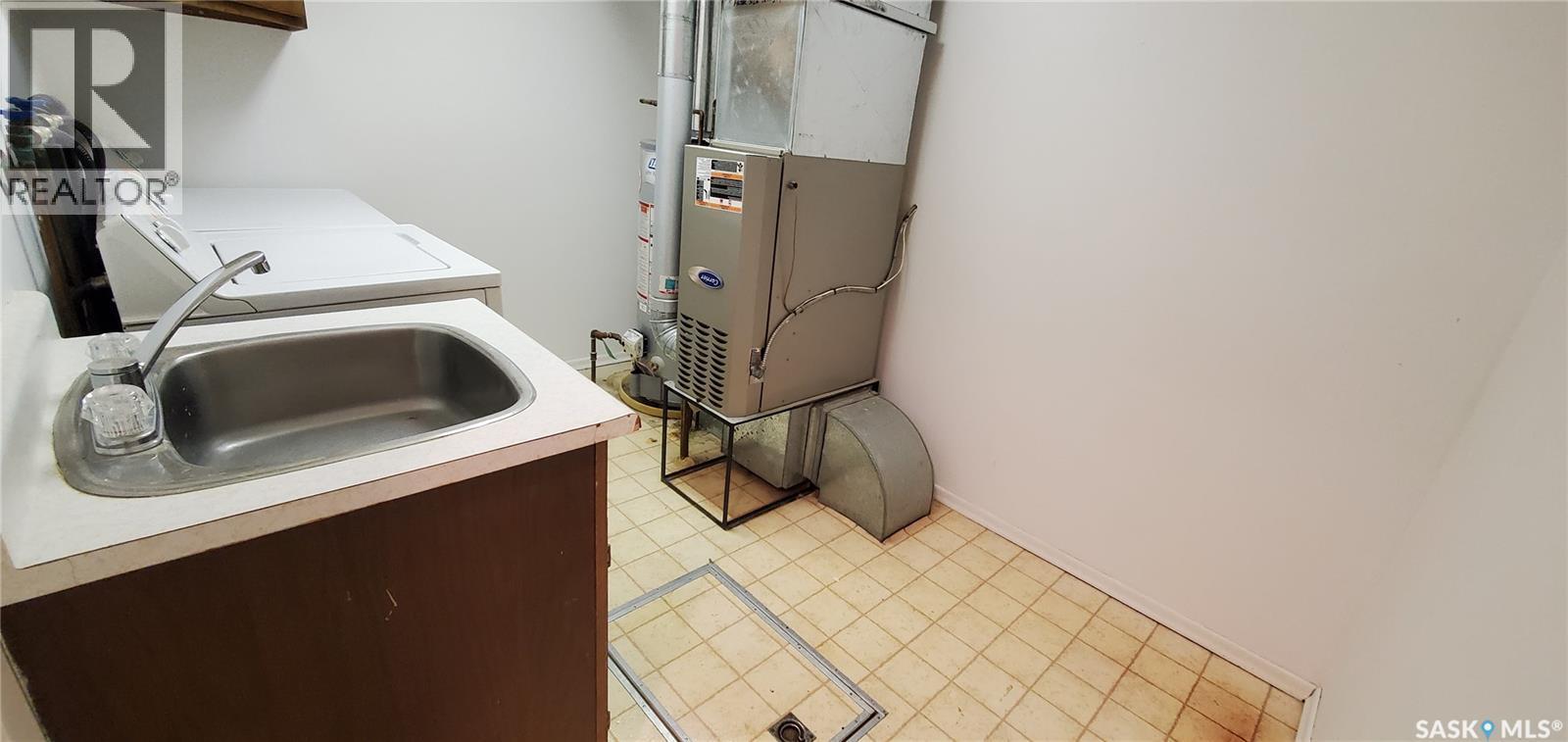 1809 Progress Avenue, Vanguard, SK - Indoor Photo Showing Laundry Room