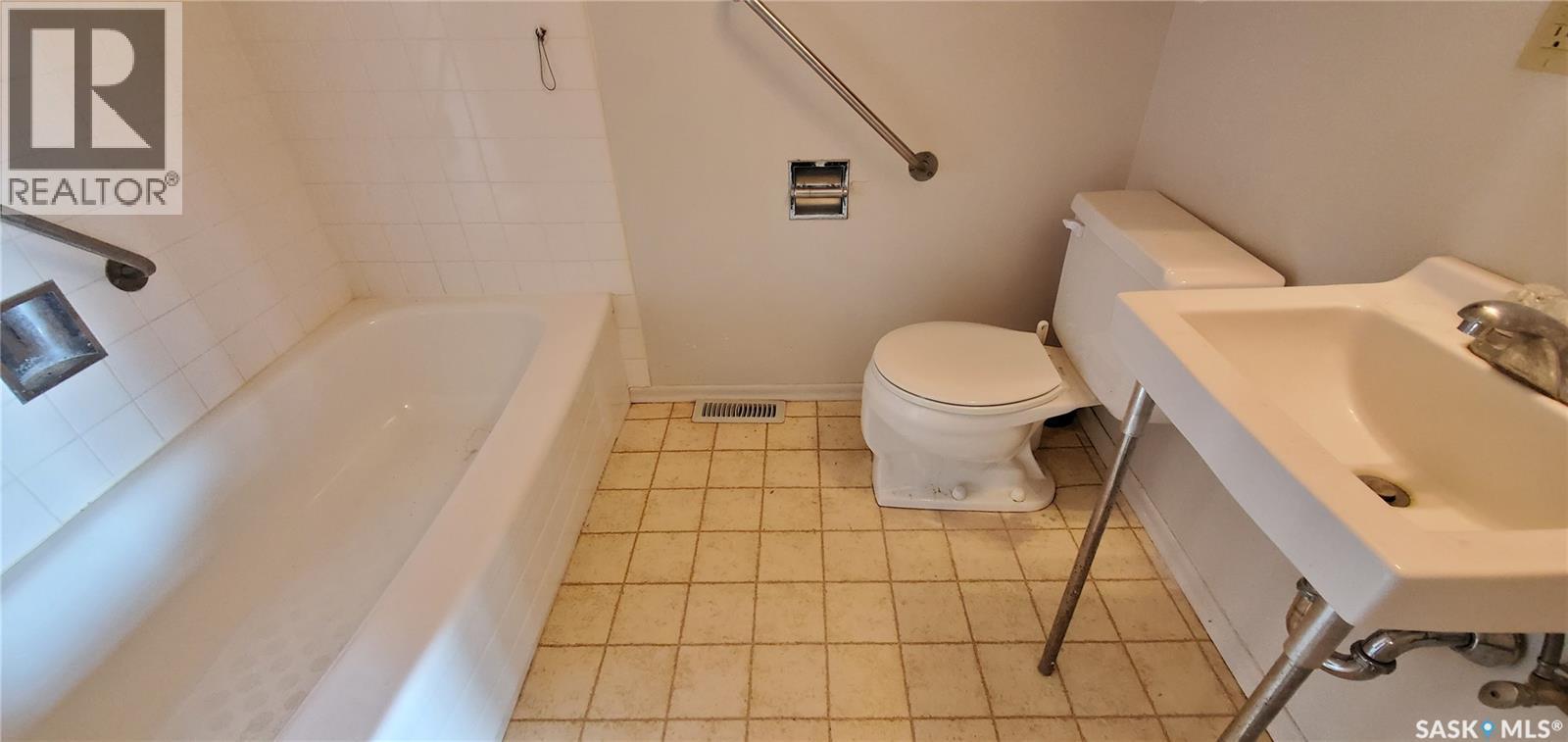 1809 Progress Avenue, Vanguard, SK - Indoor Photo Showing Bathroom