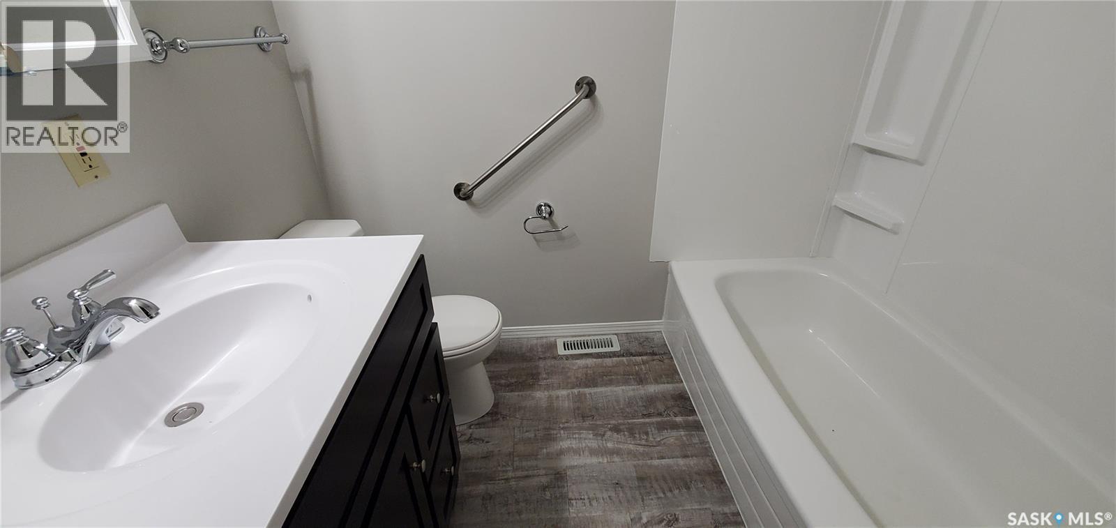 1809 Progress Avenue, Vanguard, SK - Indoor Photo Showing Bathroom
