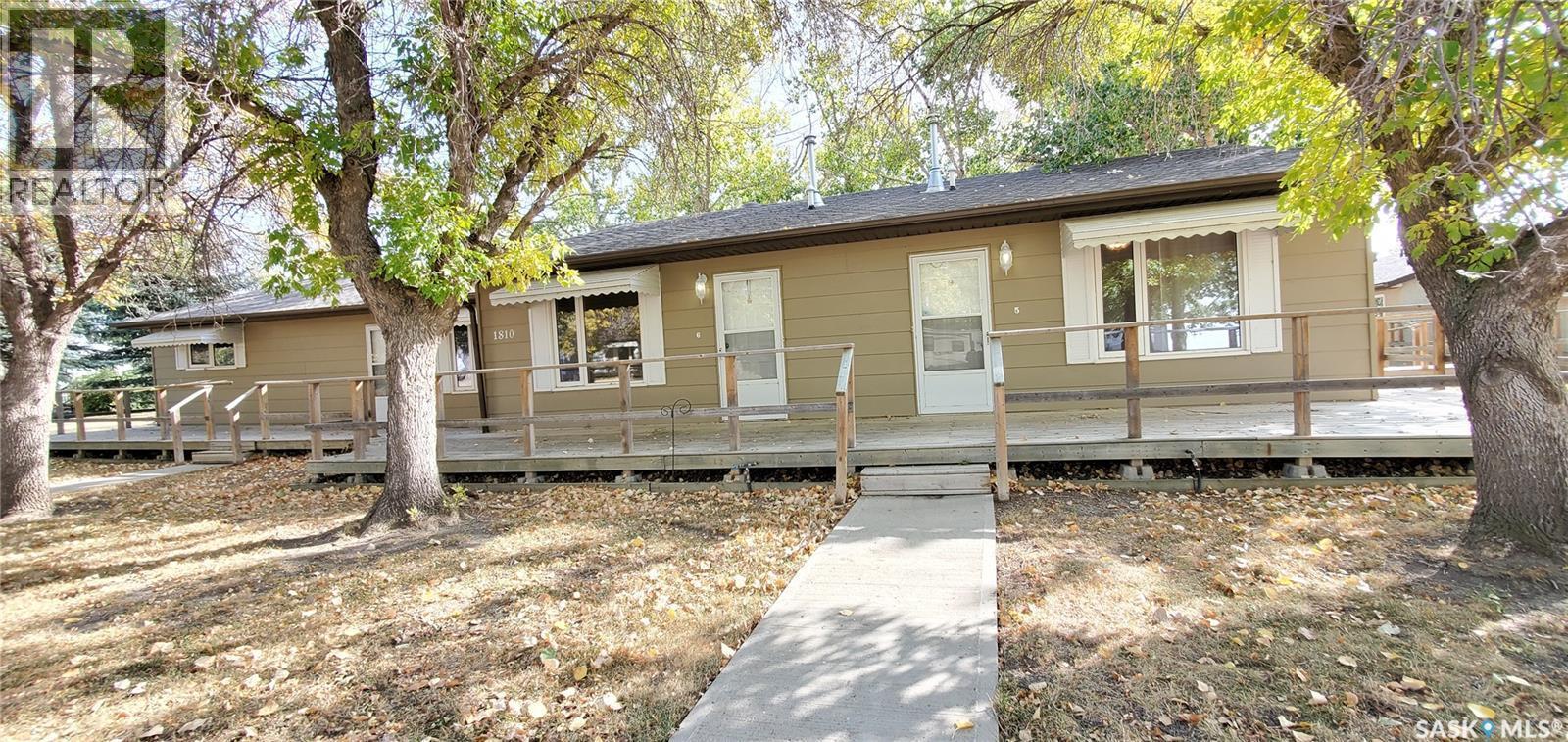 1809 Progress Avenue, Vanguard, SK - Outdoor With Deck Patio Veranda
