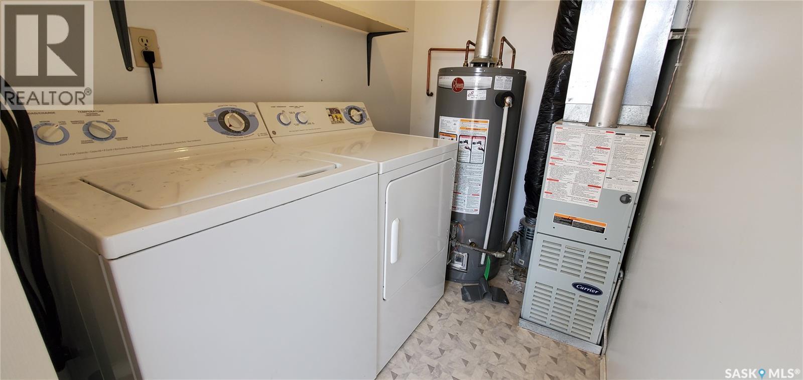 1809 Progress Avenue, Vanguard, SK - Indoor Photo Showing Laundry Room