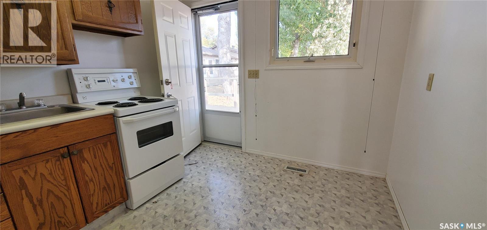 1809 Progress Avenue, Vanguard, SK - Indoor Photo Showing Kitchen