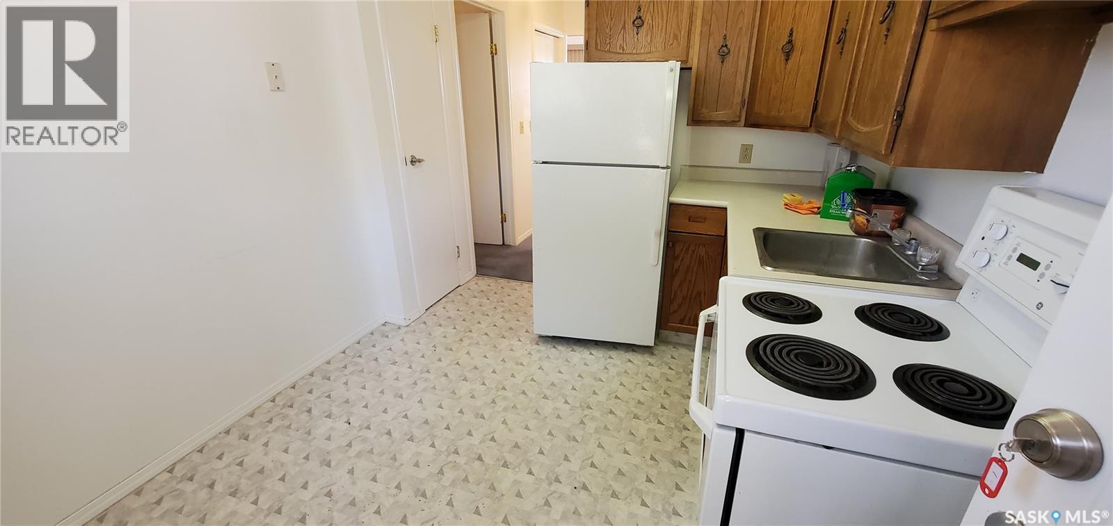 1809 Progress Avenue, Vanguard, SK - Indoor Photo Showing Kitchen