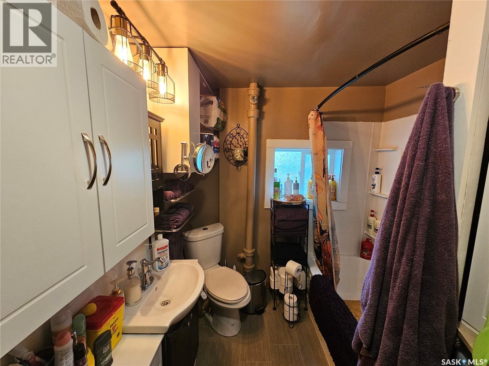 107 Carlyle Street, Arcola, SK - Indoor Photo Showing Bathroom