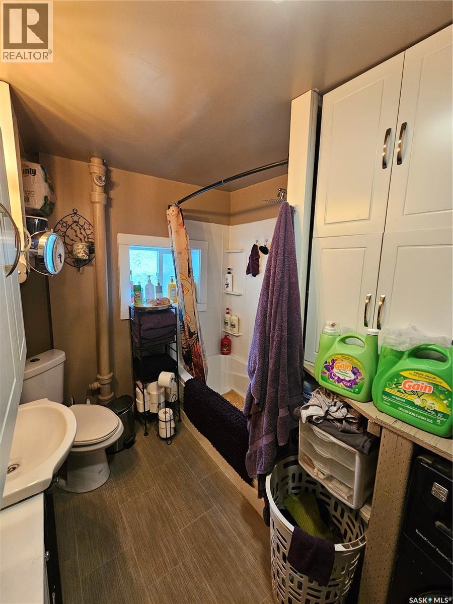 107 Carlyle Street, Arcola, SK - Indoor Photo Showing Bathroom