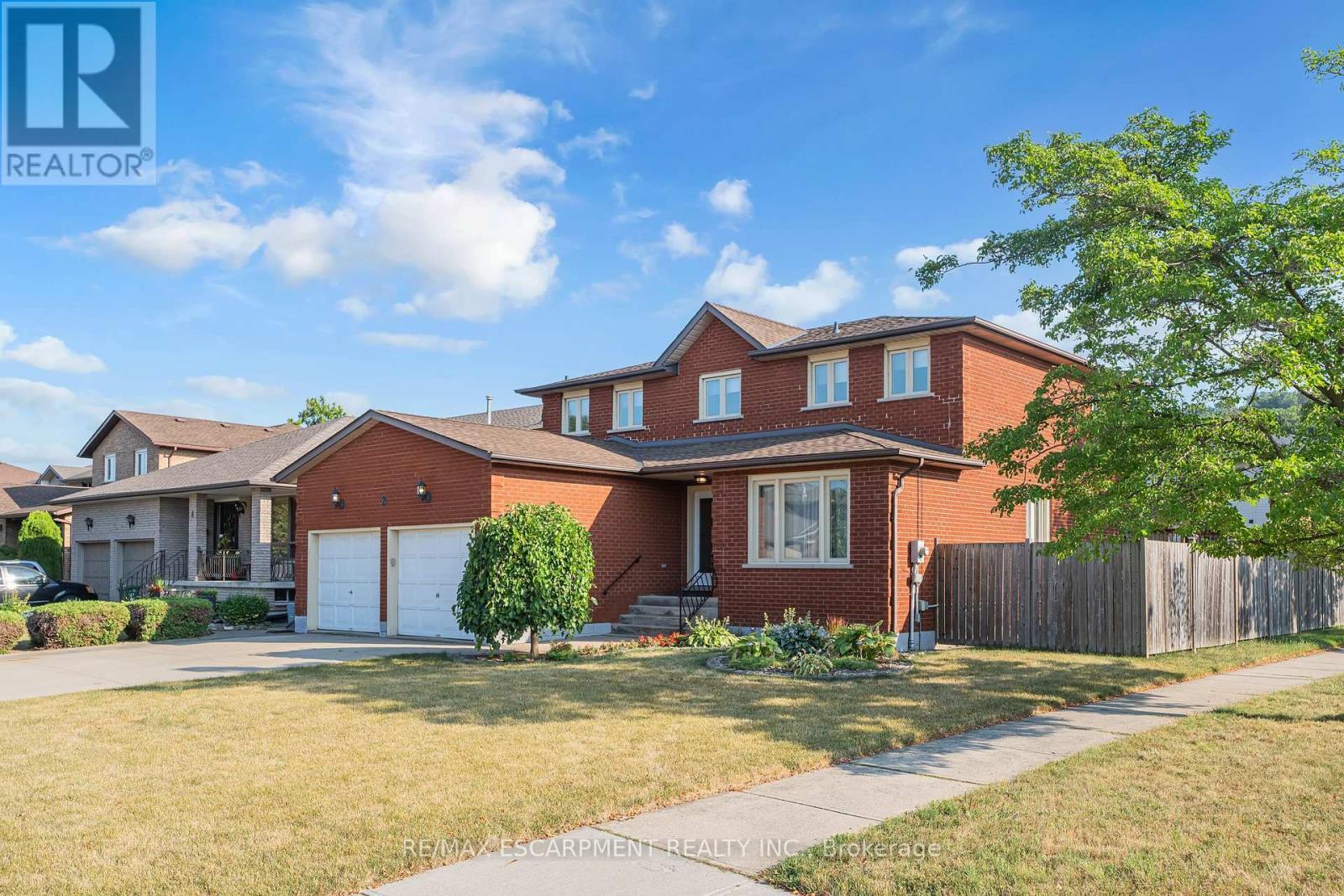 2 Vinehill Drive, Hamilton, ON - Outdoor With Facade