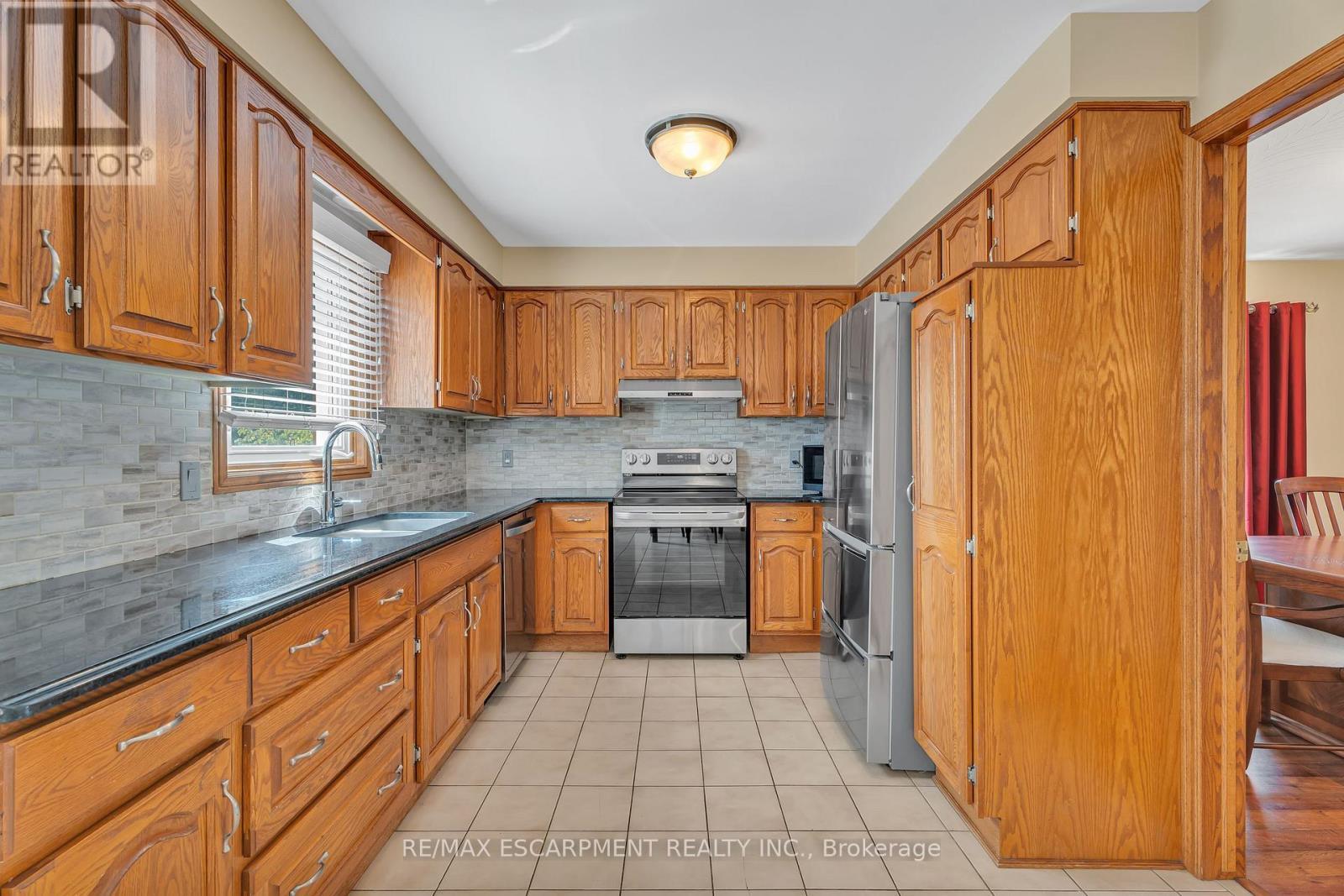 2 Vinehill Drive, Hamilton, ON - Indoor Photo Showing Kitchen