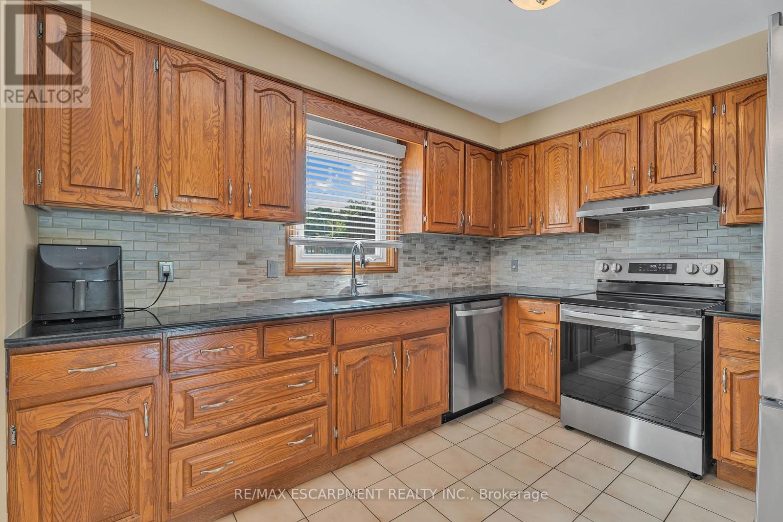 2 Vinehill Drive, Hamilton, ON - Indoor Photo Showing Kitchen