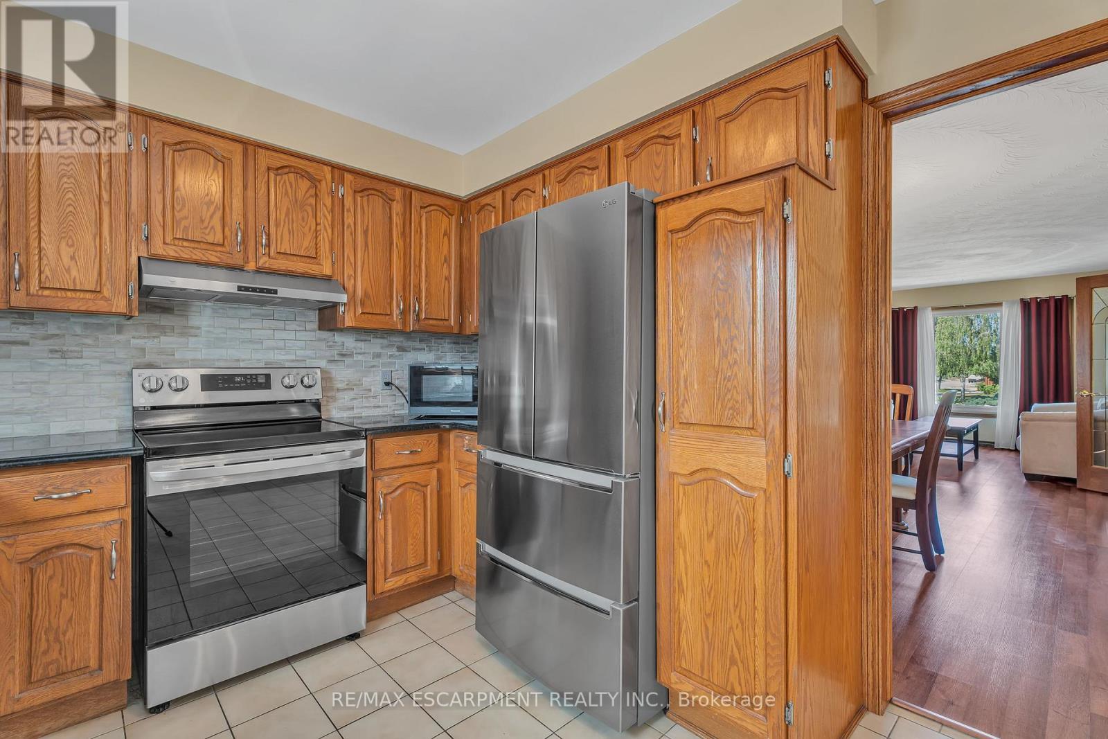 2 Vinehill Drive, Hamilton, ON - Indoor Photo Showing Kitchen