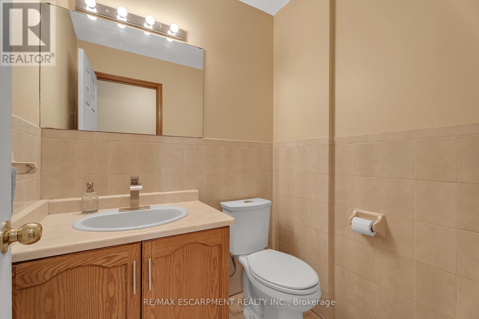2 Vinehill Drive, Hamilton, ON - Indoor Photo Showing Bathroom