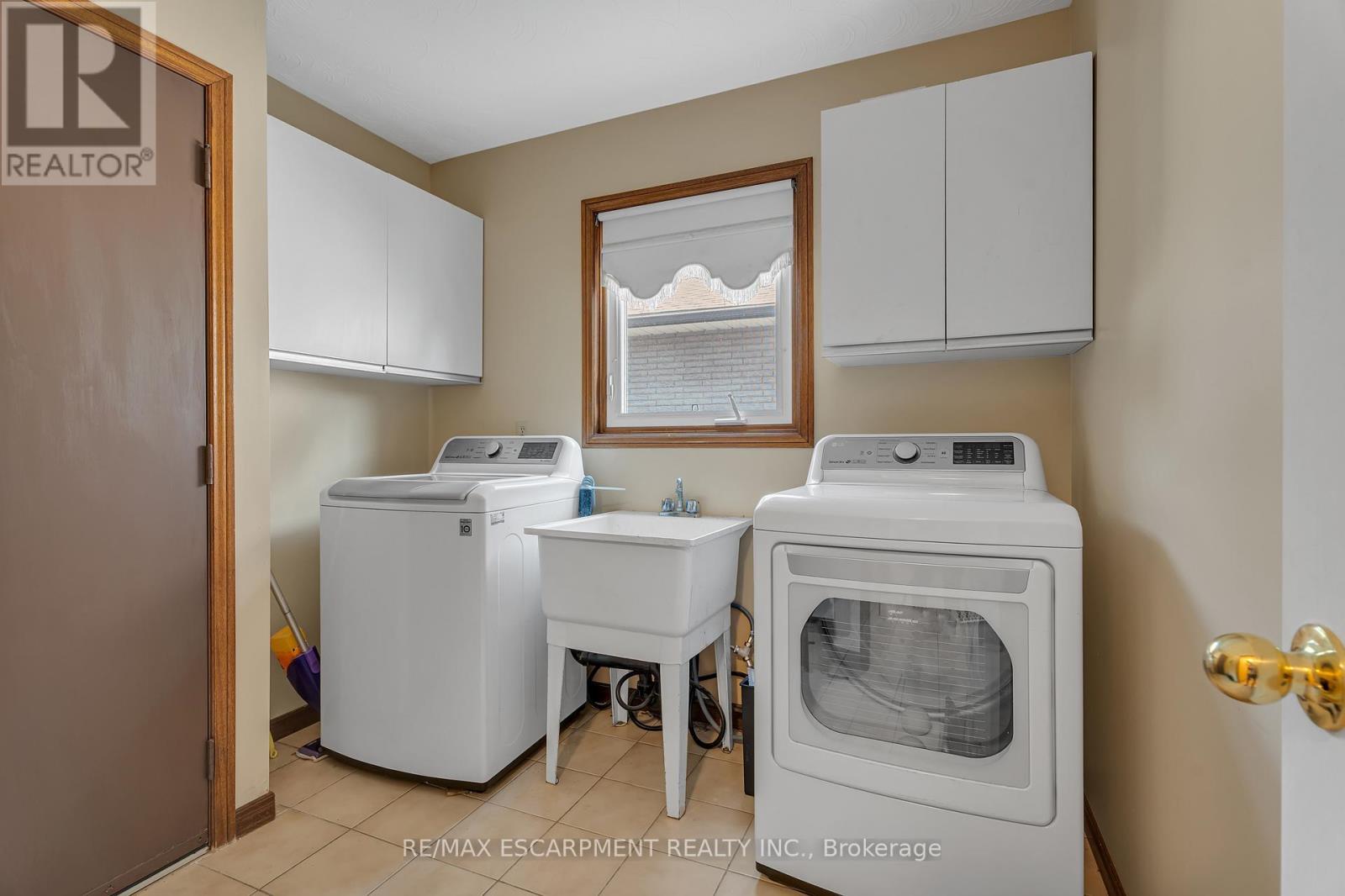 2 Vinehill Drive, Hamilton, ON - Indoor Photo Showing Laundry Room