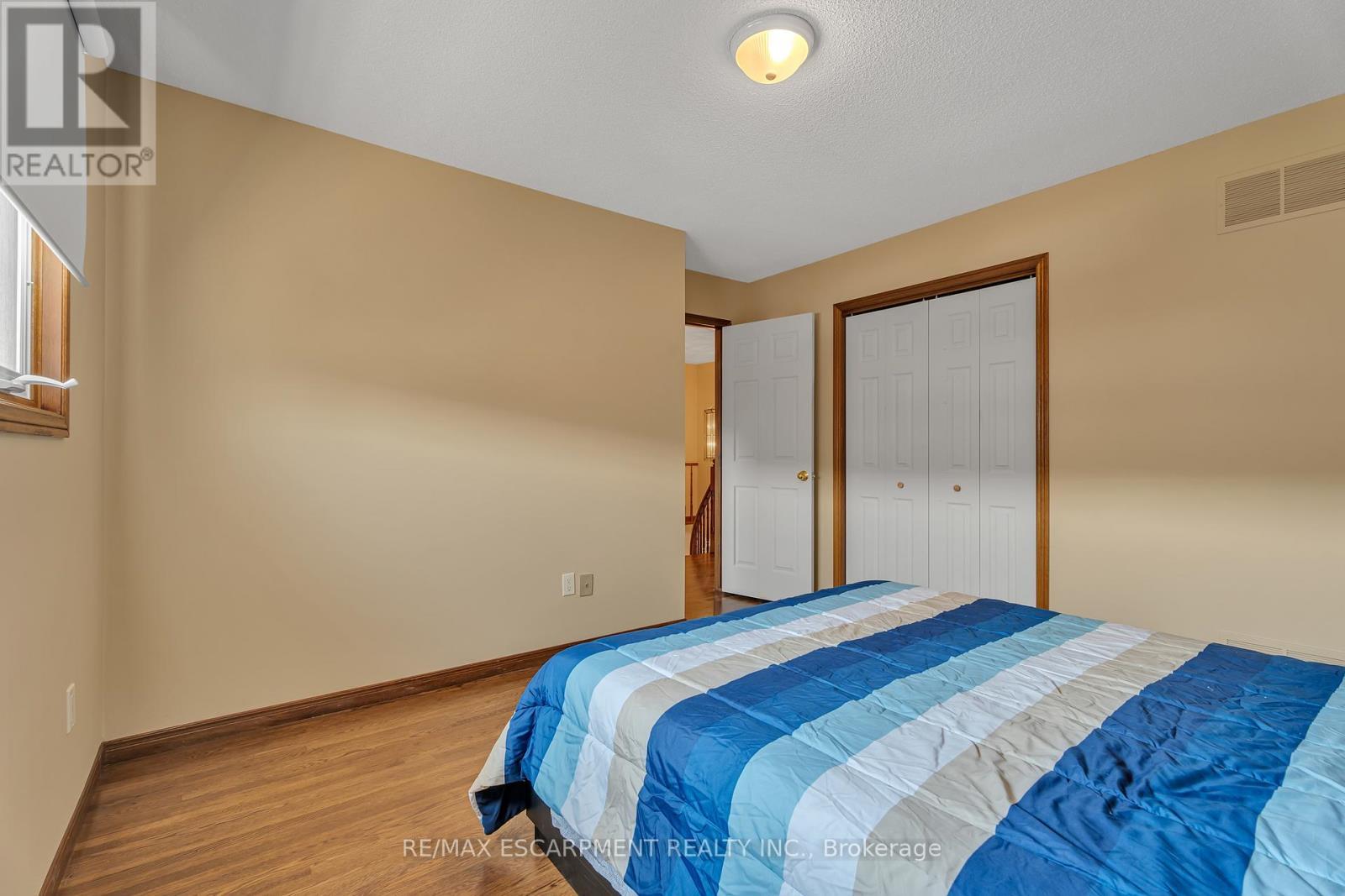 2 Vinehill Drive, Hamilton, ON - Indoor Photo Showing Bedroom