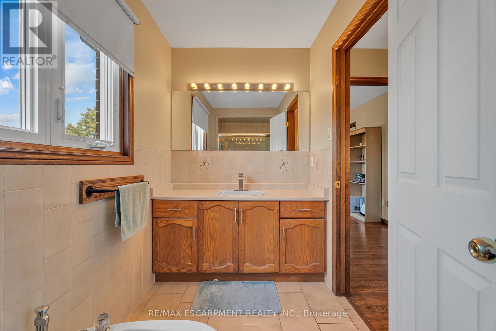2 Vinehill Drive, Hamilton, ON - Indoor Photo Showing Bathroom
