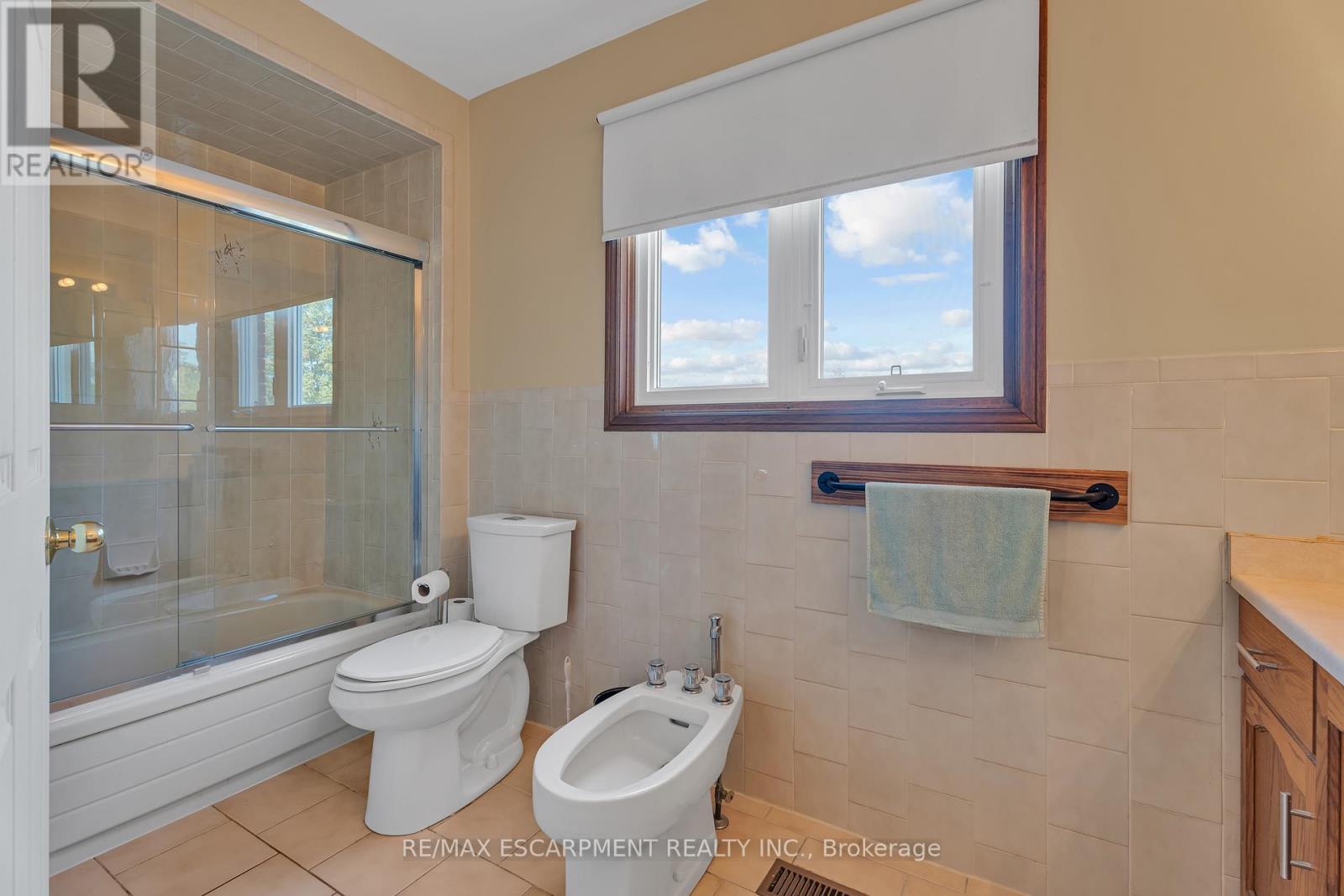 2 Vinehill Drive, Hamilton, ON - Indoor Photo Showing Bathroom