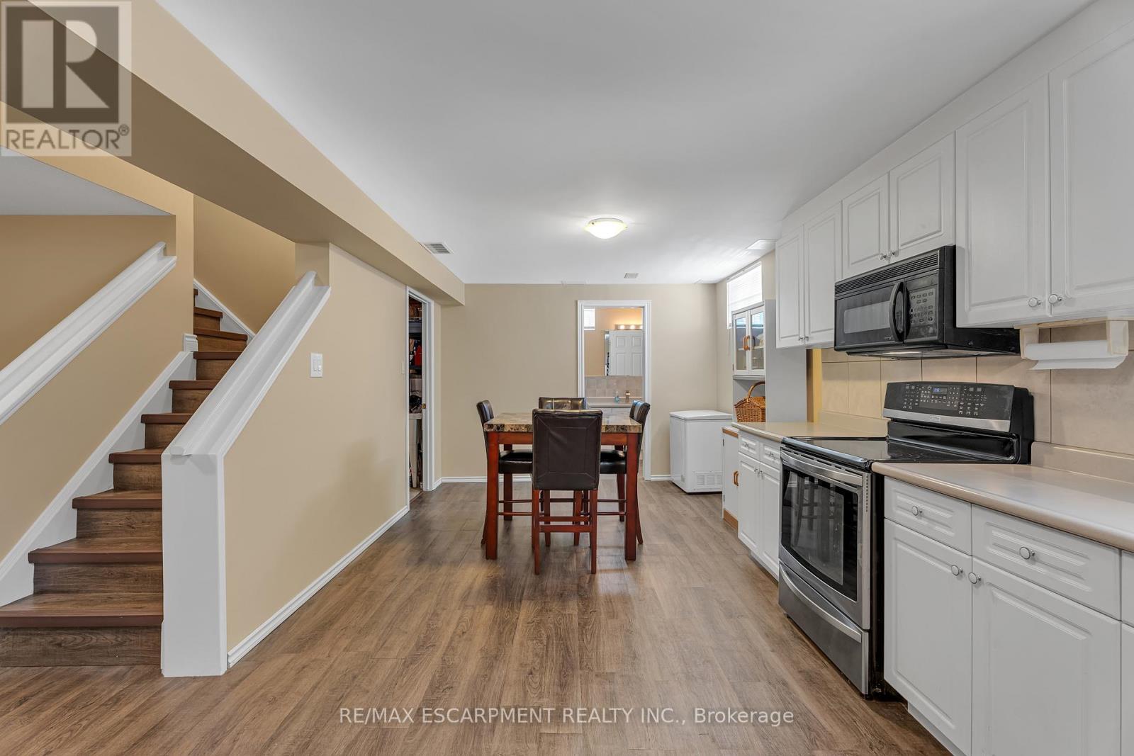 2 Vinehill Drive, Hamilton, ON - Indoor Photo Showing Kitchen