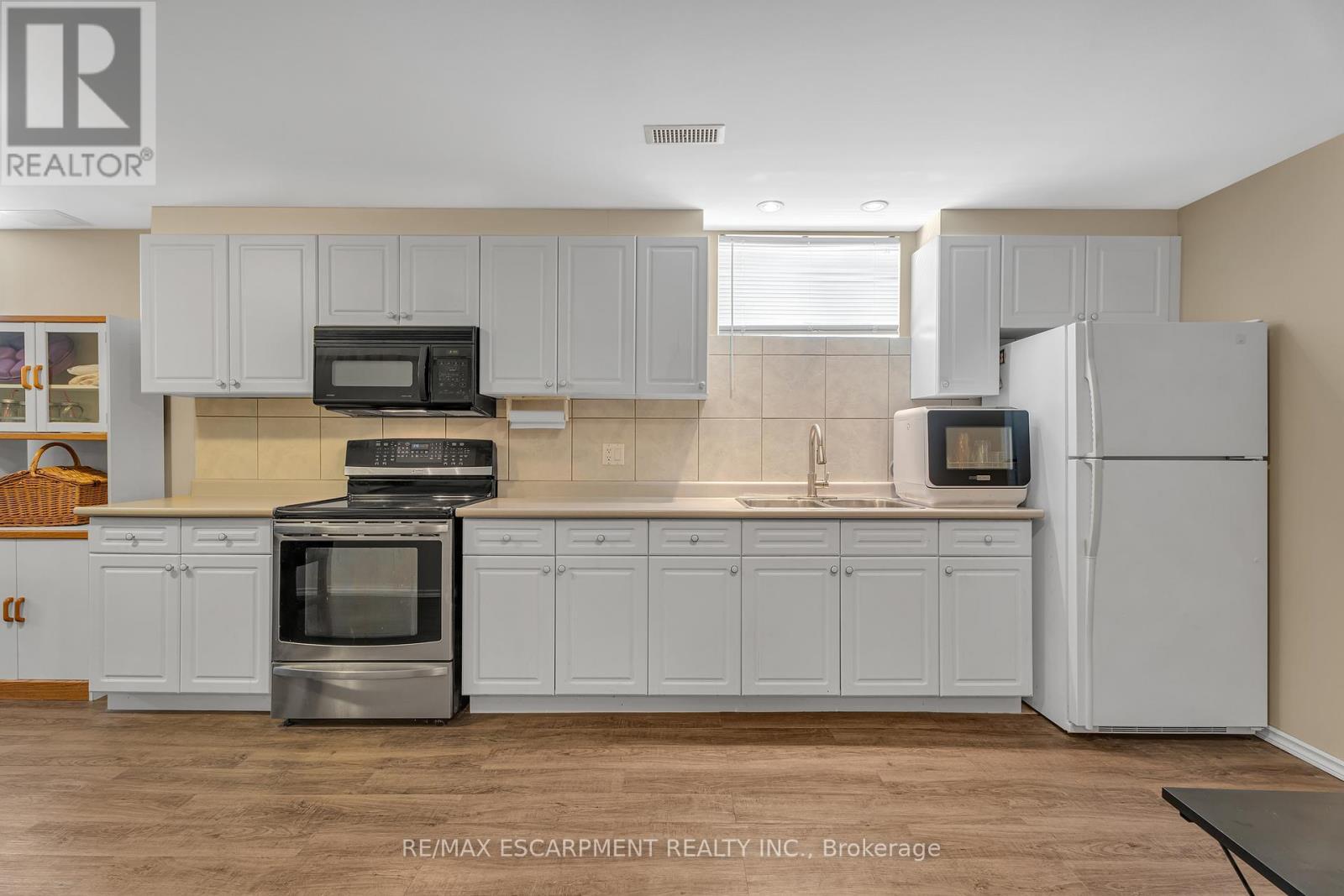 2 Vinehill Drive, Hamilton, ON - Indoor Photo Showing Kitchen