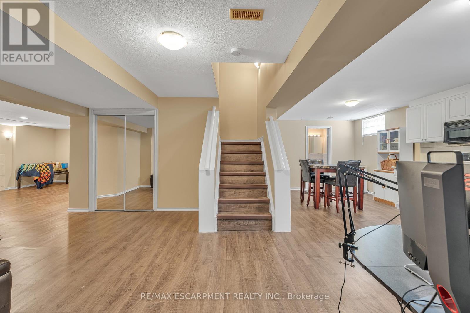 2 Vinehill Drive, Hamilton, ON - Indoor