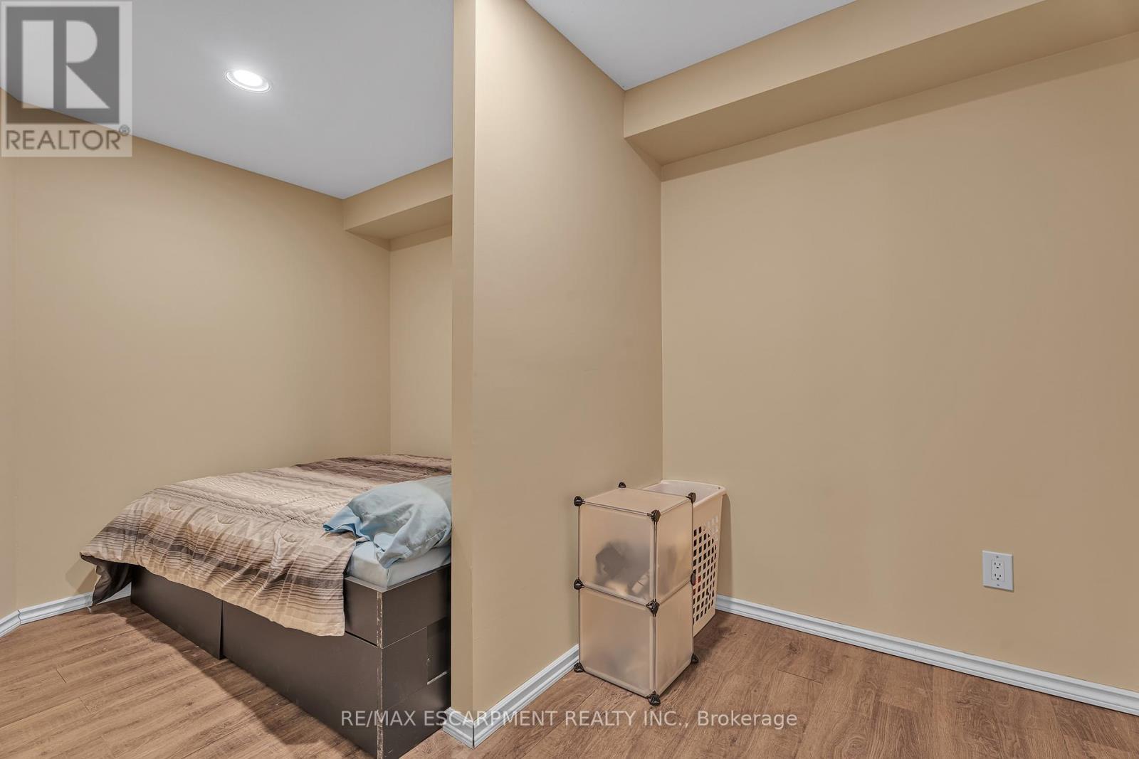 2 Vinehill Drive, Hamilton, ON - Indoor