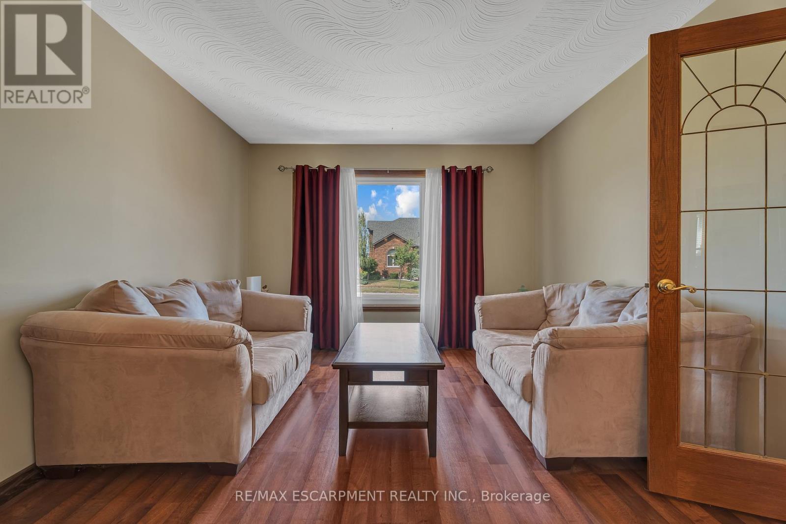 2 Vinehill Drive, Hamilton, ON - Indoor Photo Showing Living Room