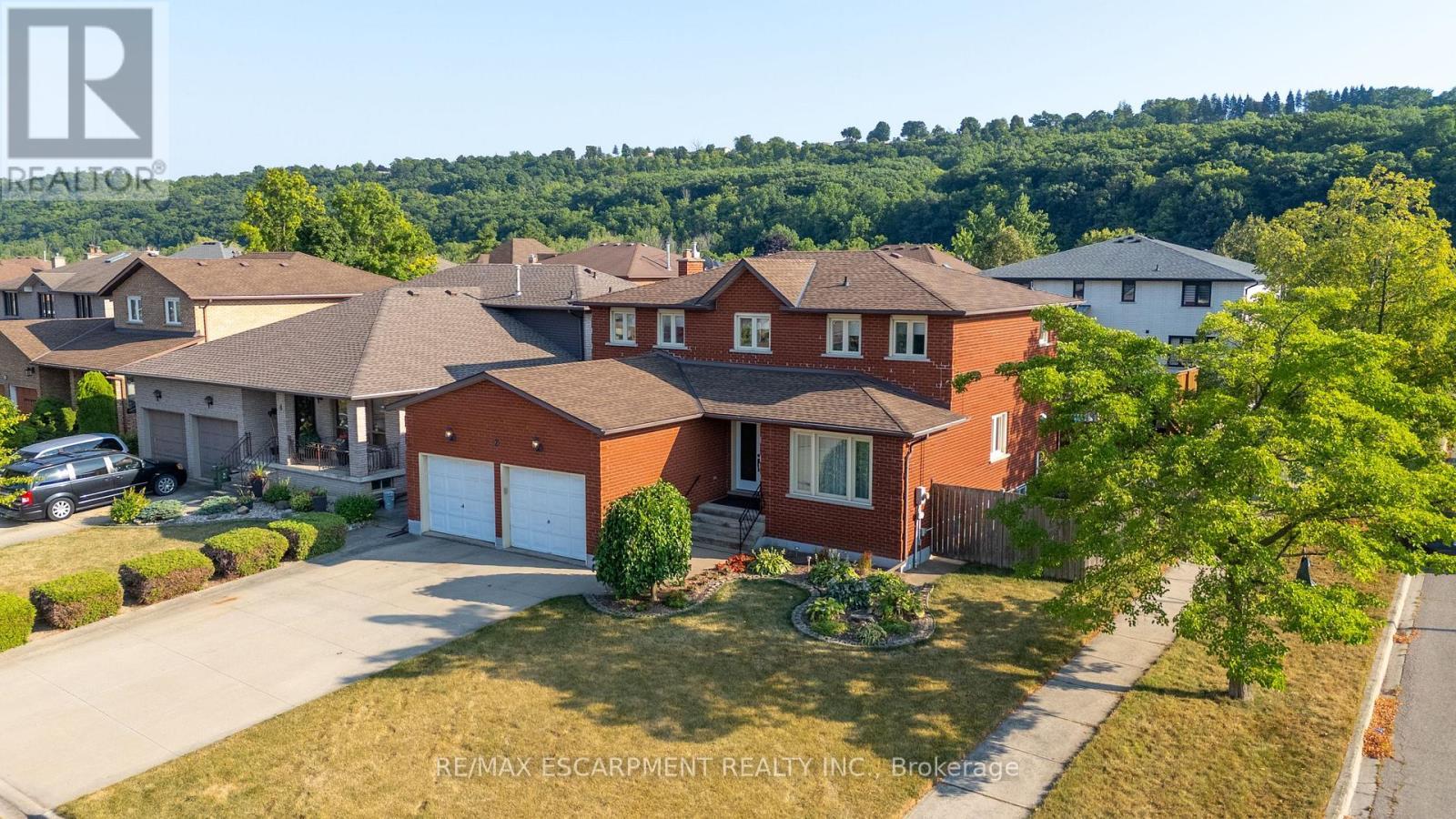 2 Vinehill Drive, Hamilton, ON - Outdoor With Facade