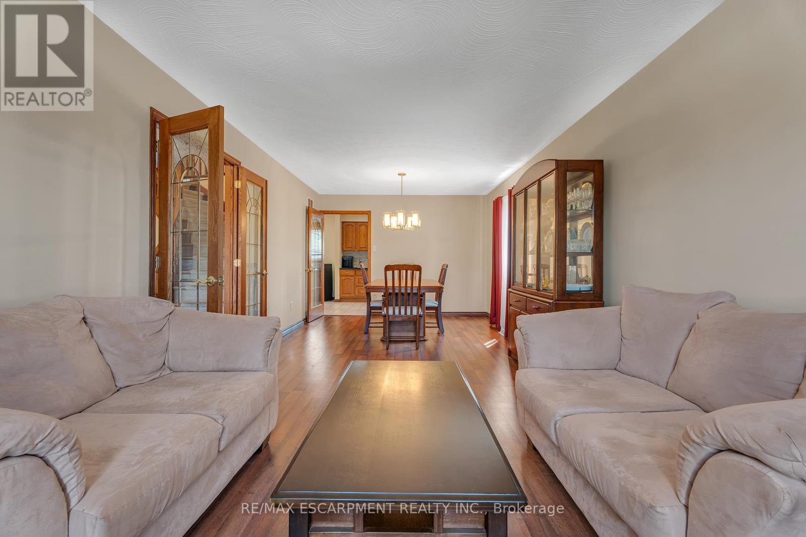 2 Vinehill Drive, Hamilton, ON - Indoor Photo Showing Living Room