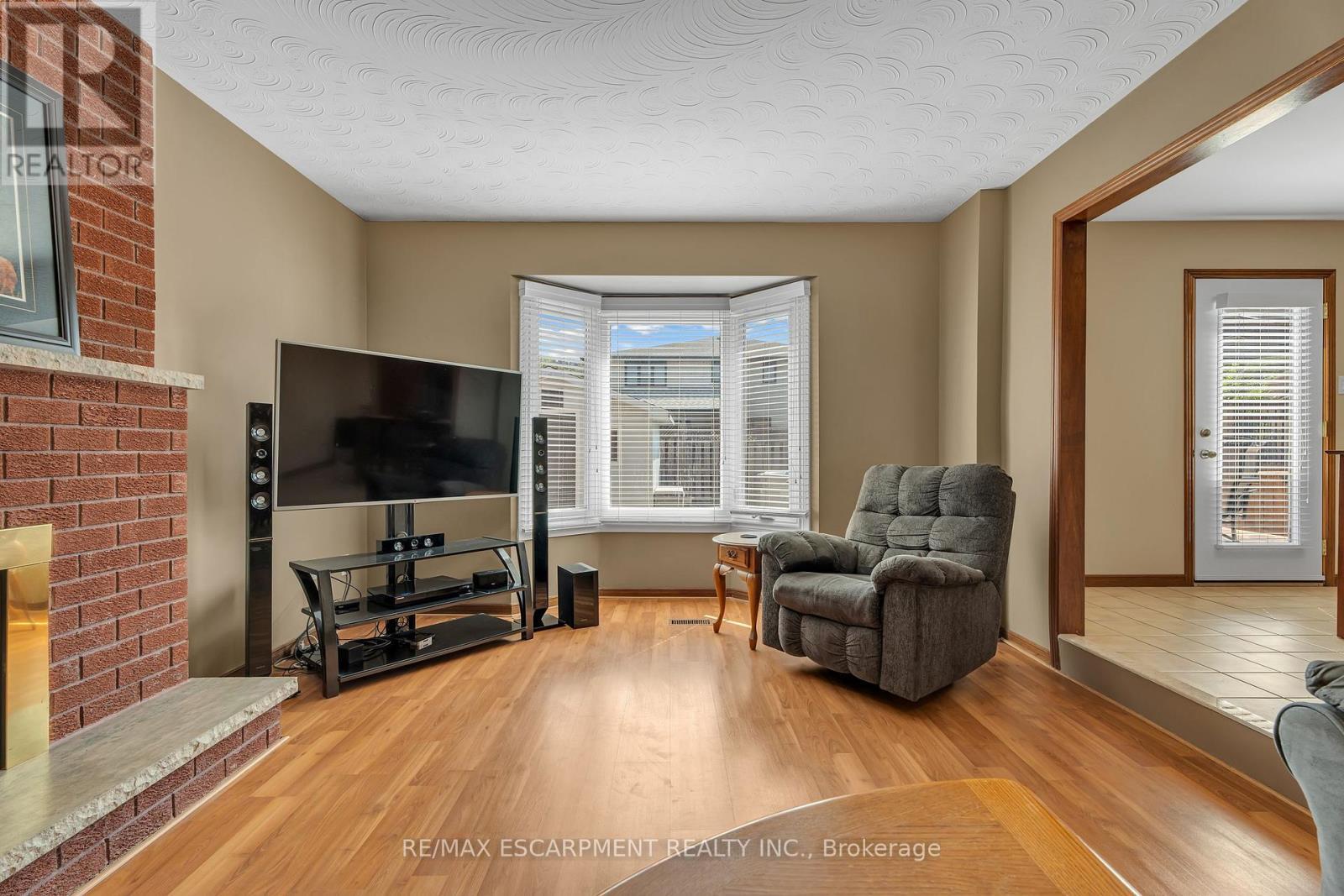2 Vinehill Drive, Hamilton, ON - Indoor Photo Showing Living Room With Fireplace