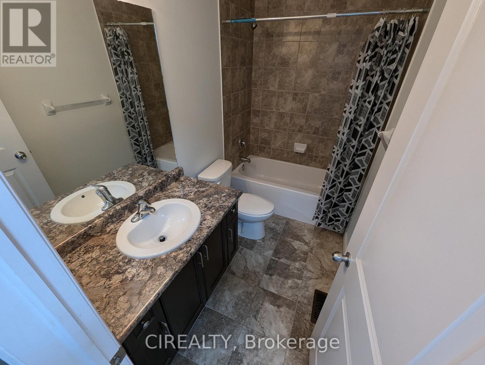 34 Kingsborough Drive, Hamilton, ON - Indoor Photo Showing Bathroom