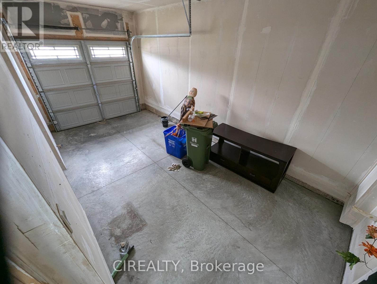 34 Kingsborough Drive, Hamilton, ON - Indoor Photo Showing Garage
