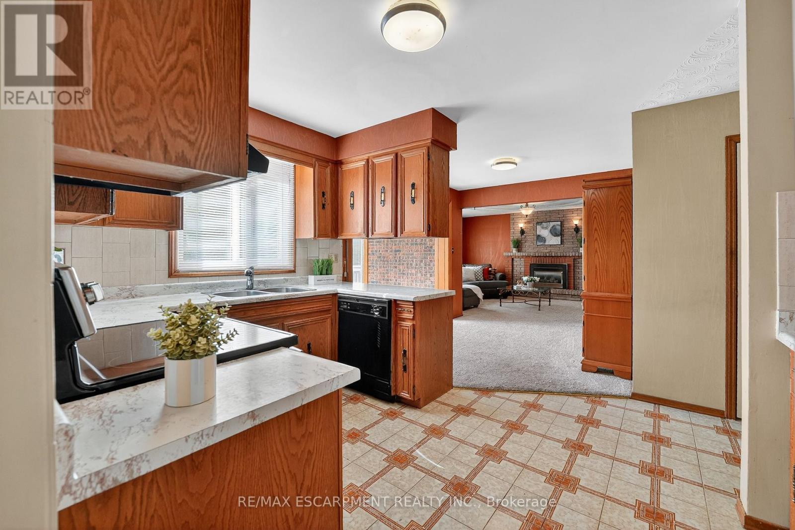 57 Neil Avenue, Hamilton, ON - Indoor Photo Showing Kitchen With Double Sink