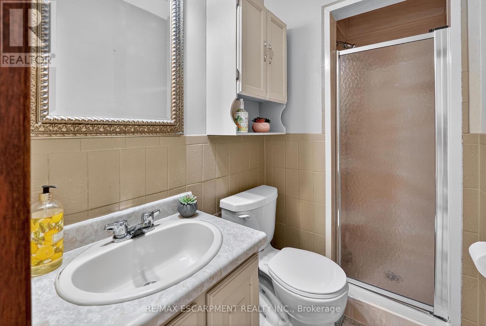 57 Neil Avenue, Hamilton, ON - Indoor Photo Showing Bathroom