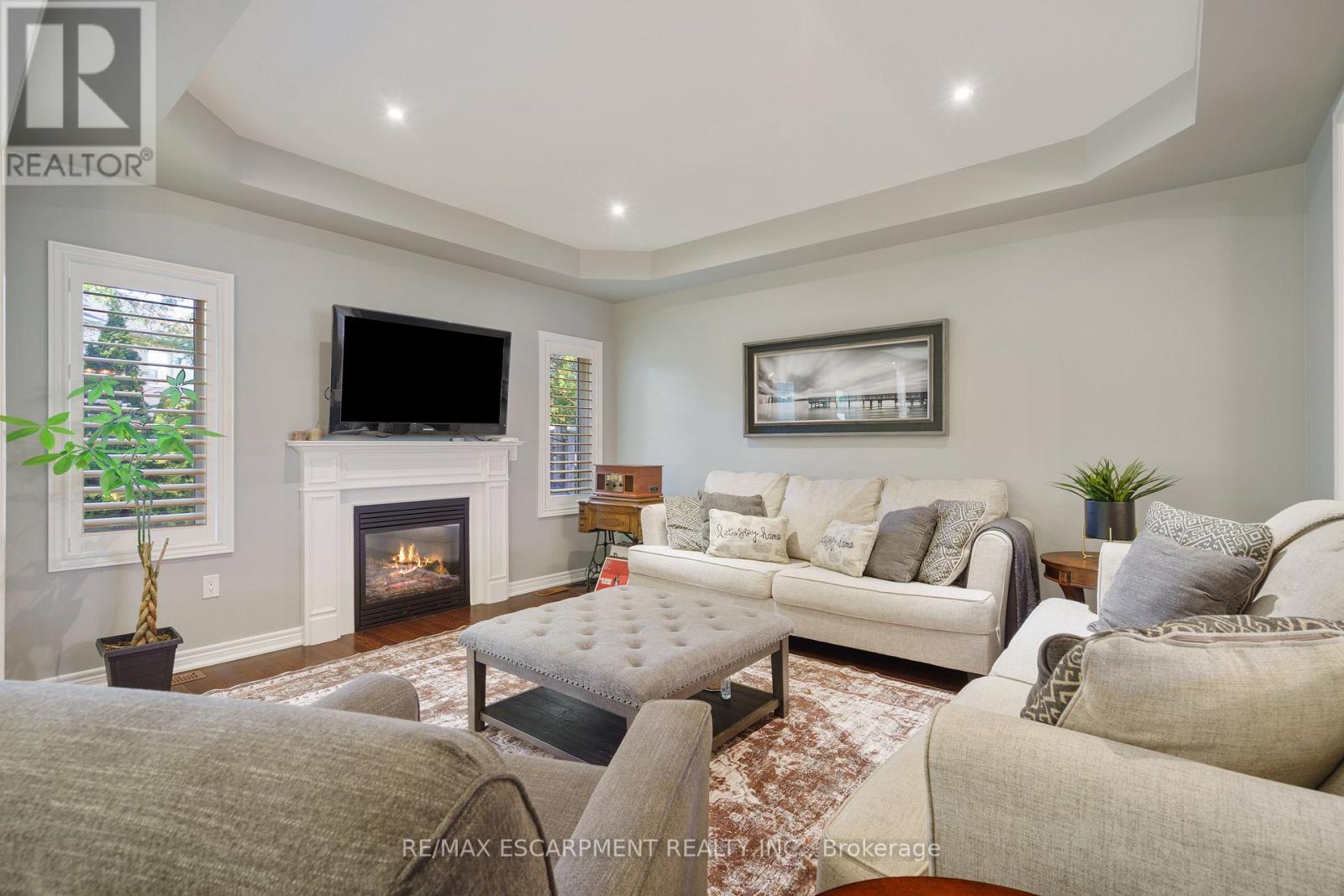 333 Valridge Drive, Hamilton, ON - Indoor Photo Showing Living Room With Fireplace