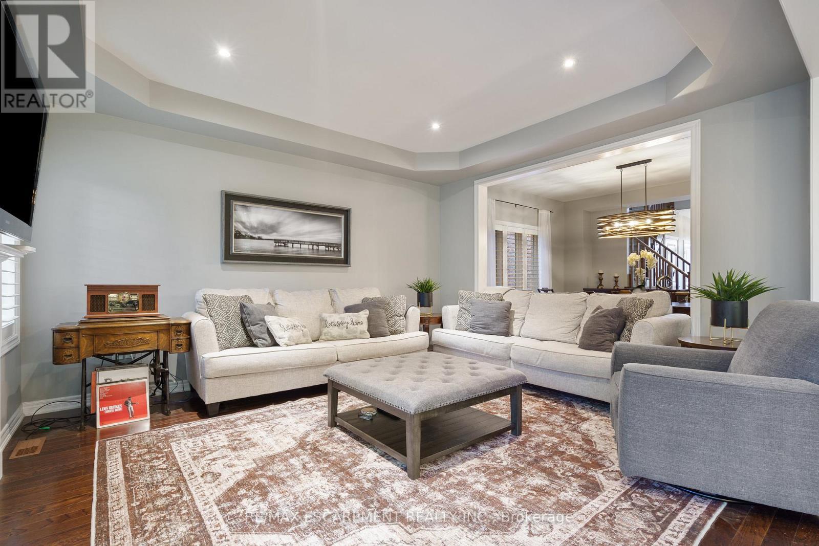 333 Valridge Drive, Hamilton, ON - Indoor Photo Showing Living Room
