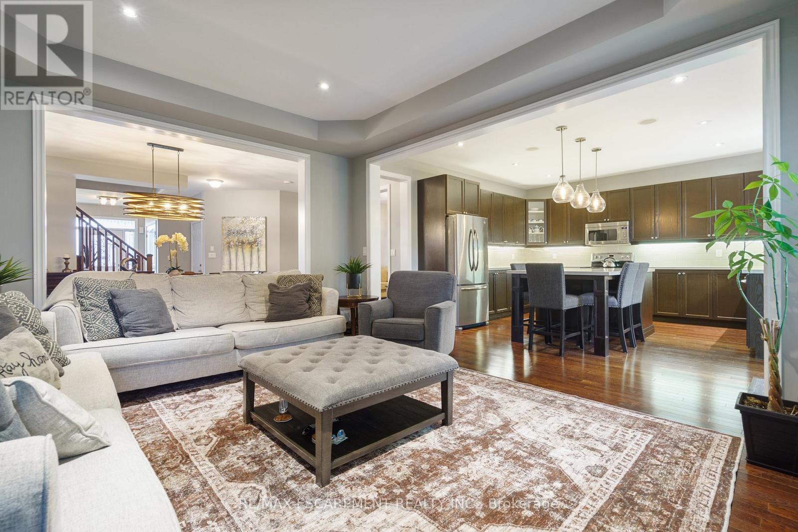 333 Valridge Drive, Hamilton, ON - Indoor Photo Showing Living Room