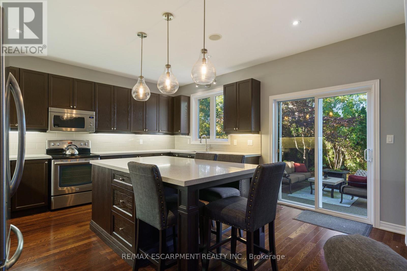 333 Valridge Drive, Hamilton, ON - Indoor Photo Showing Kitchen With Stainless Steel Kitchen With Upgraded Kitchen