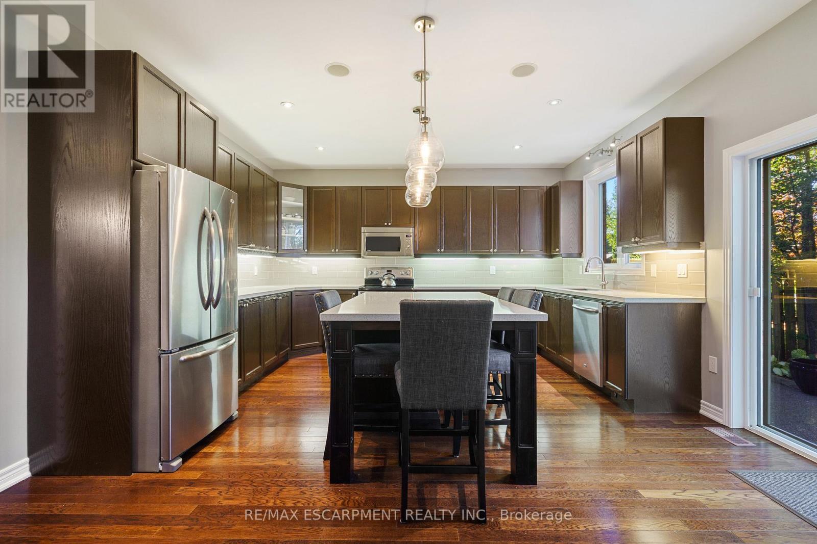 333 Valridge Drive, Hamilton, ON - Indoor Photo Showing Kitchen With Stainless Steel Kitchen With Upgraded Kitchen