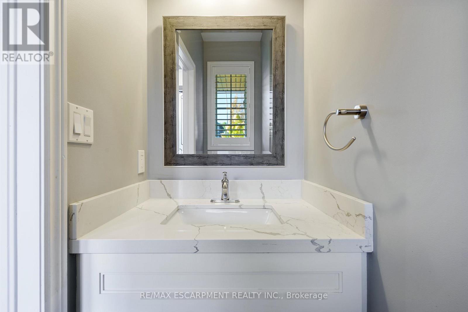 333 Valridge Drive, Hamilton, ON - Indoor Photo Showing Bathroom
