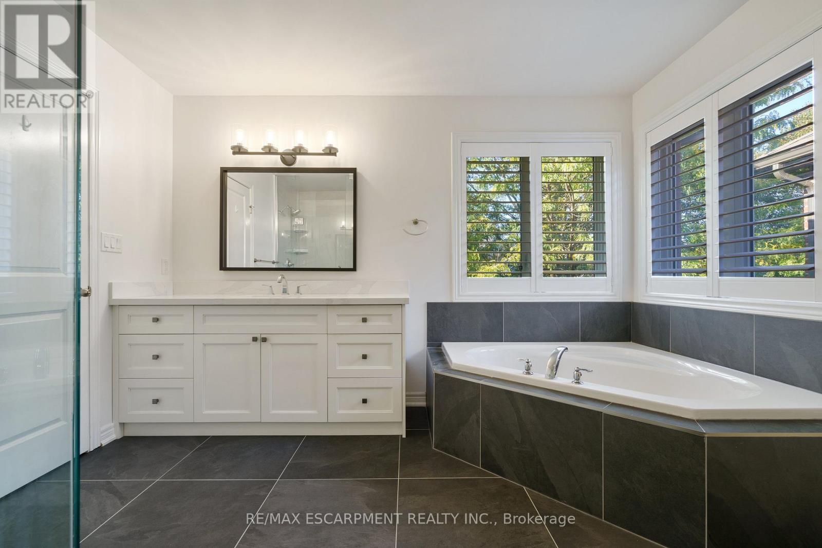 333 Valridge Drive, Hamilton, ON - Indoor Photo Showing Bathroom