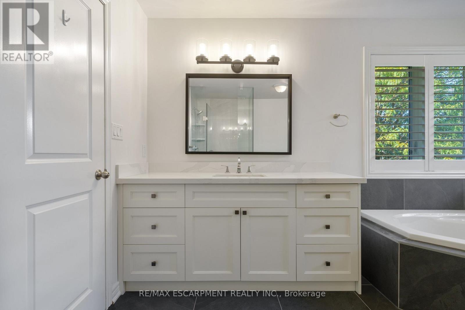 333 Valridge Drive, Hamilton, ON - Indoor Photo Showing Bathroom