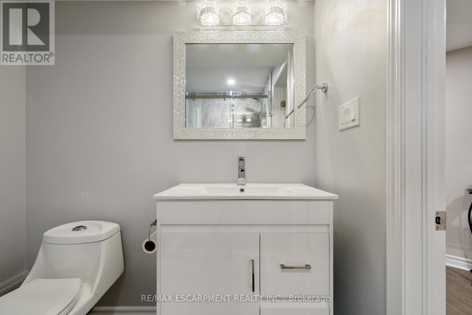 333 Valridge Drive, Hamilton, ON - Indoor Photo Showing Bathroom