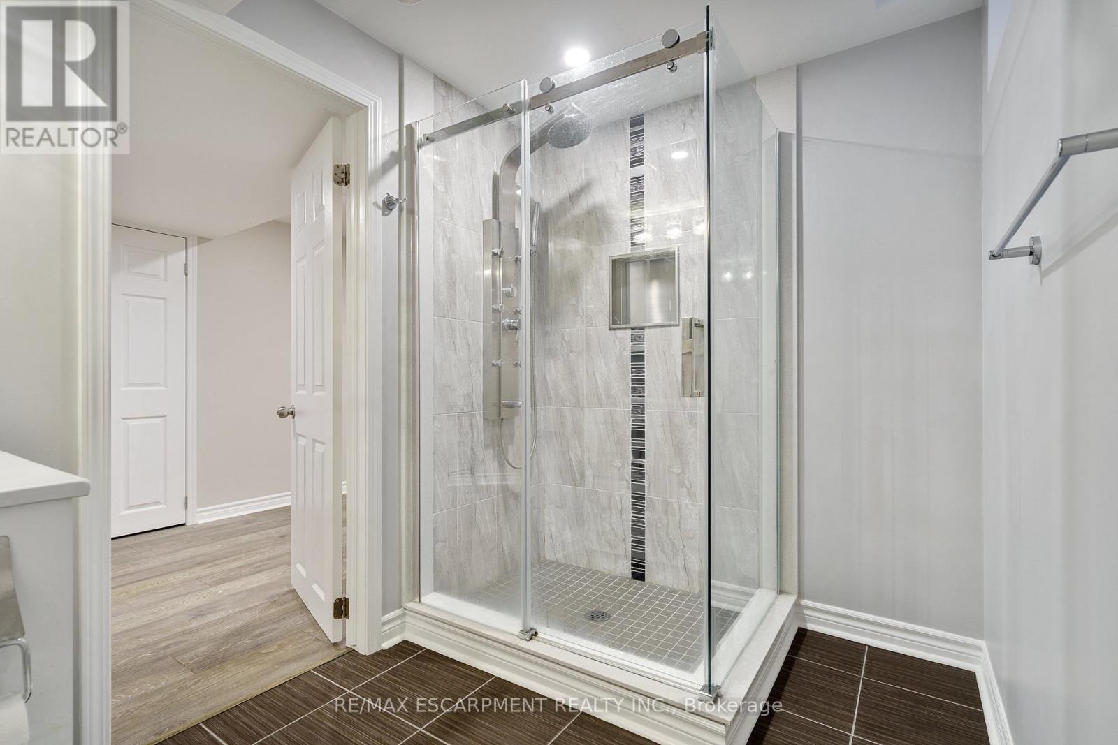 333 Valridge Drive, Hamilton, ON - Indoor Photo Showing Bathroom