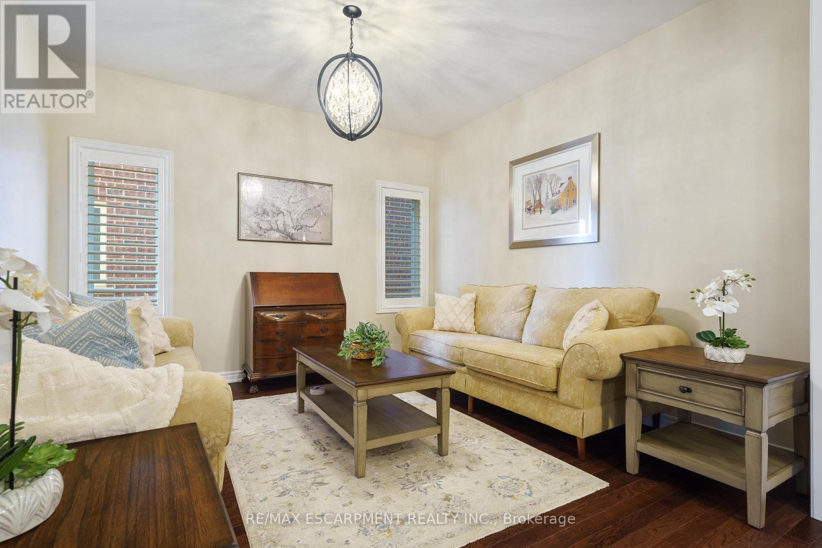 333 Valridge Drive, Hamilton, ON - Indoor Photo Showing Living Room