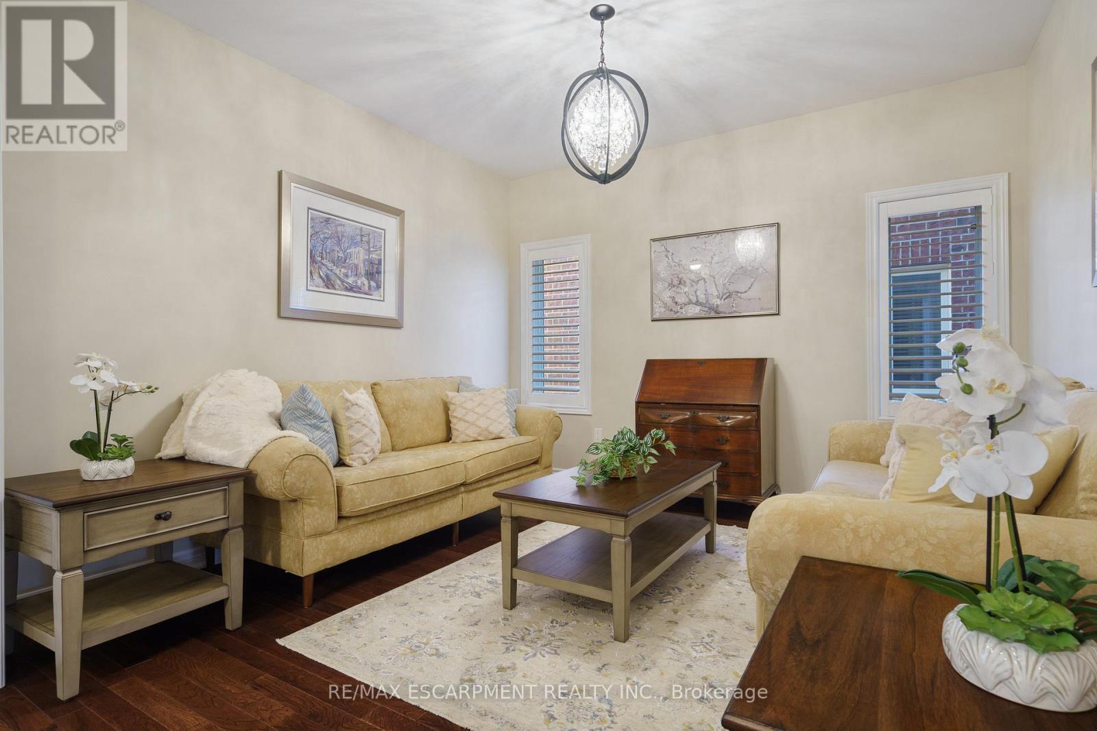 333 Valridge Drive, Hamilton, ON - Indoor Photo Showing Living Room