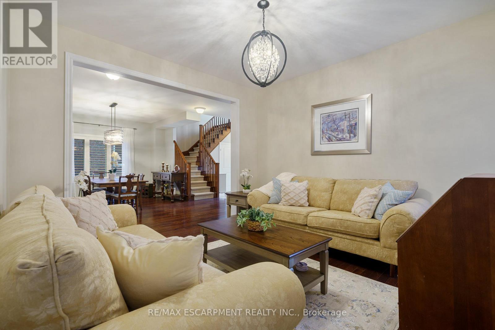 333 Valridge Drive, Hamilton, ON - Indoor Photo Showing Living Room