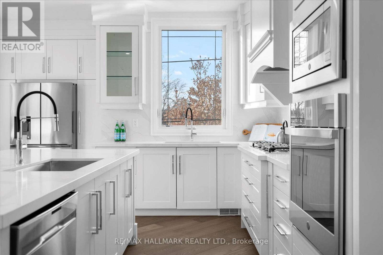 1B - 27 Antonio Court, Toronto, ON - Indoor Photo Showing Kitchen With Upgraded Kitchen