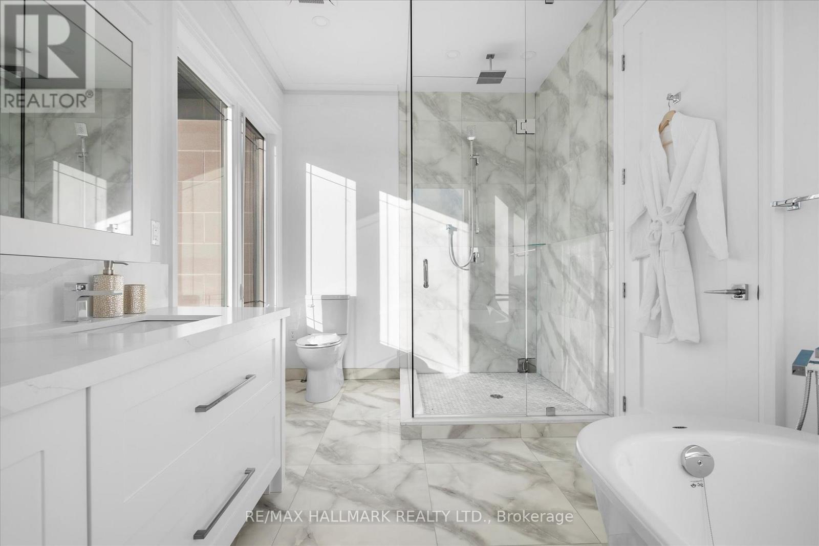 1B - 27 Antonio Court, Toronto, ON - Indoor Photo Showing Bathroom