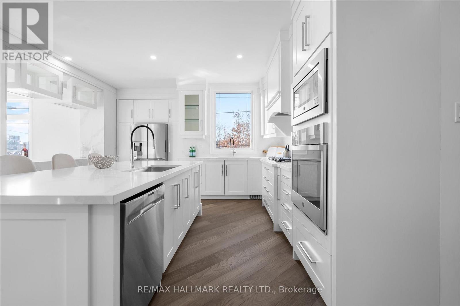 1B - 27 Antonio Court, Toronto, ON - Indoor Photo Showing Kitchen With Upgraded Kitchen