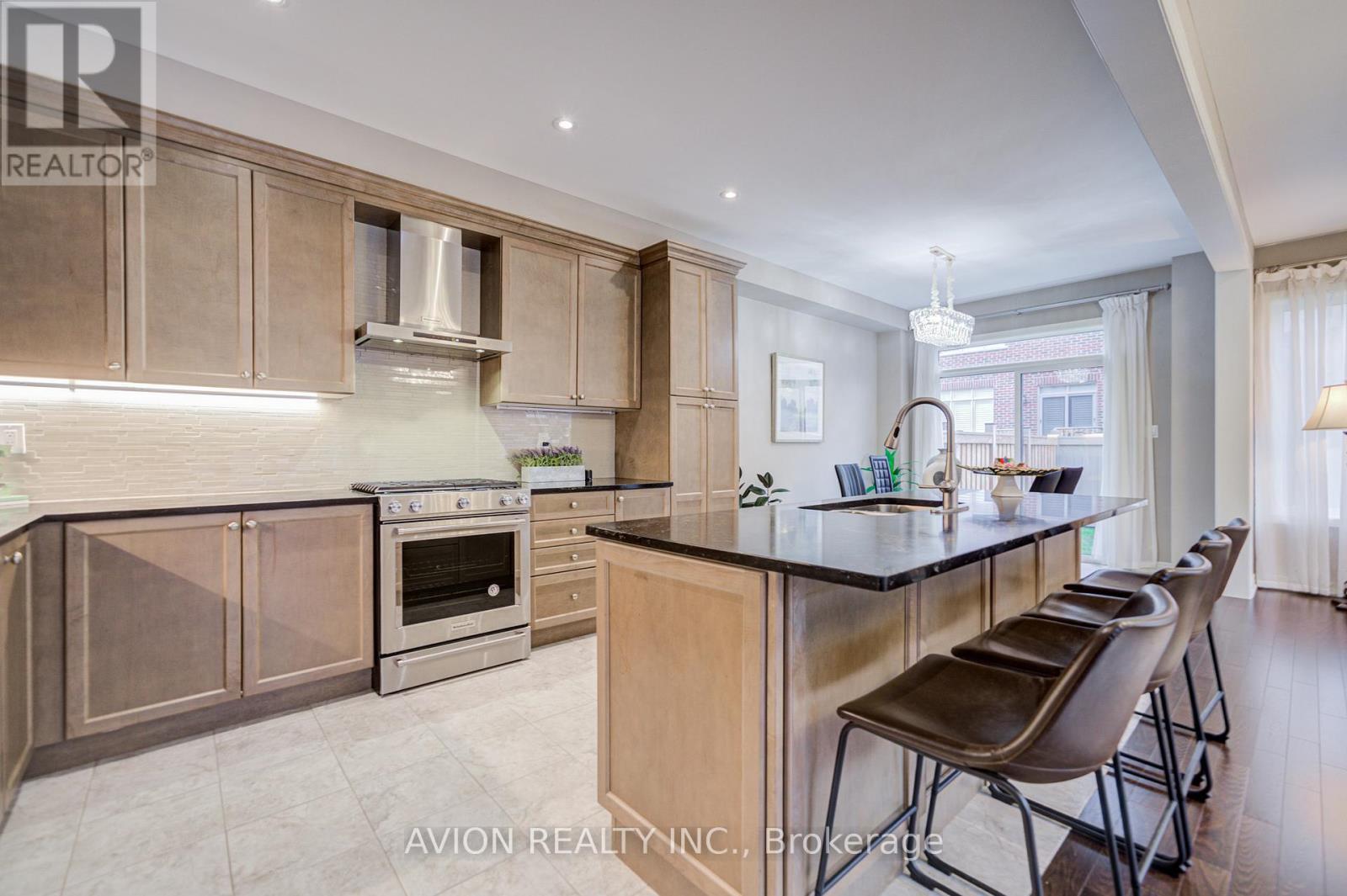 16 Callisto Lane, Richmond Hill, ON - Indoor Photo Showing Kitchen With Upgraded Kitchen
