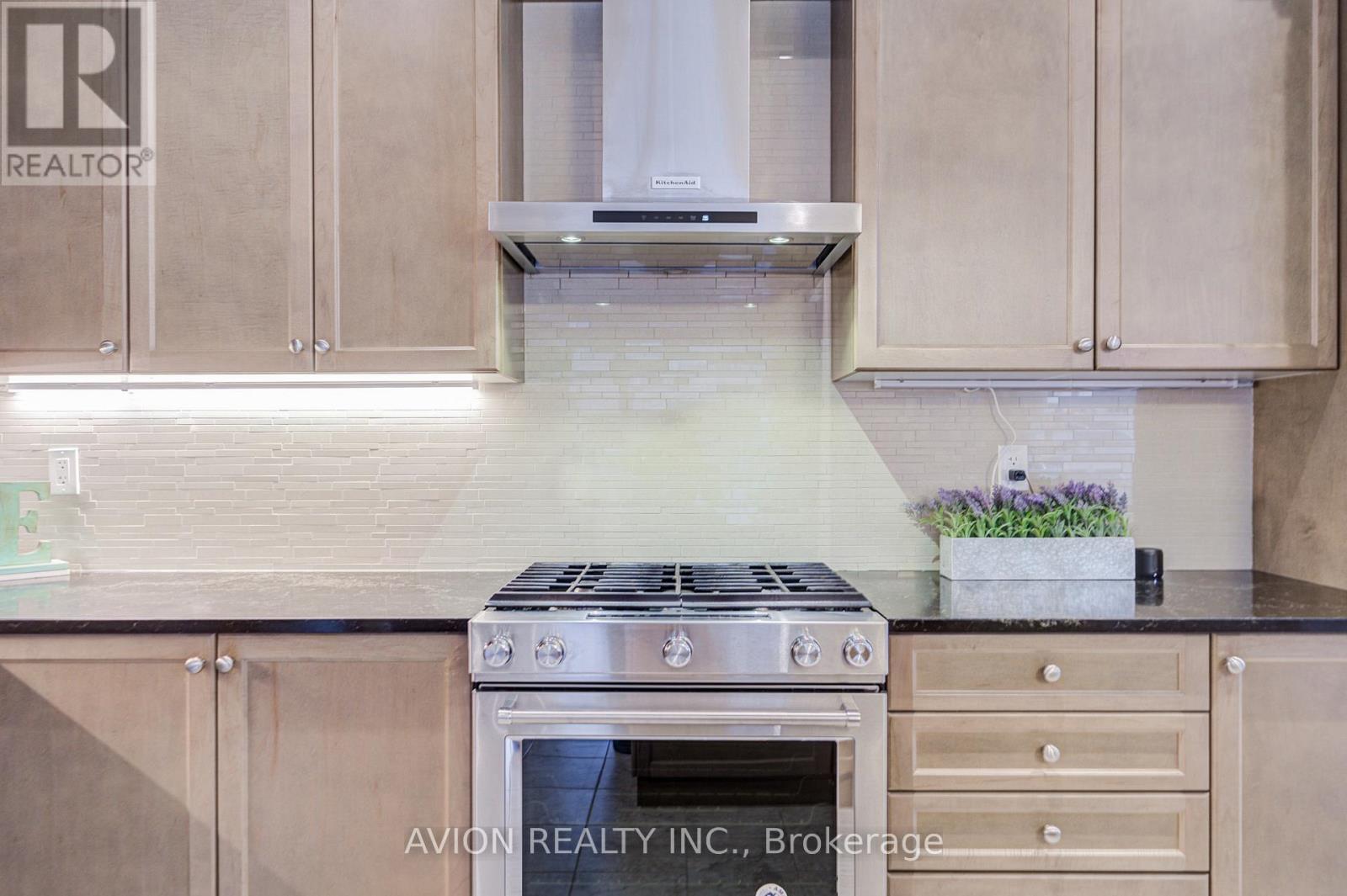 16 Callisto Lane, Richmond Hill, ON - Indoor Photo Showing Kitchen With Upgraded Kitchen