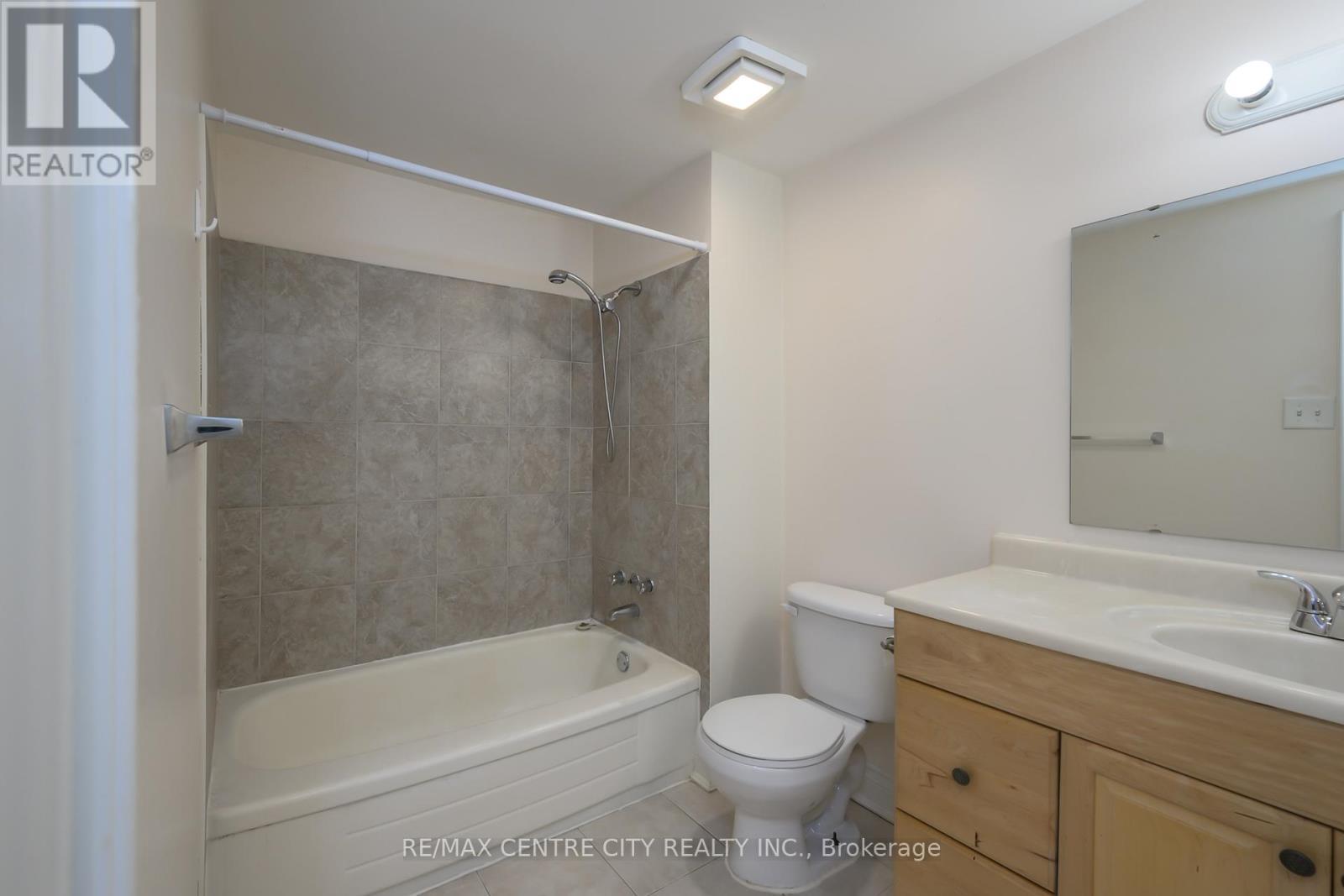 231 Banbury Road, London South (South T), ON - Indoor Photo Showing Bathroom
